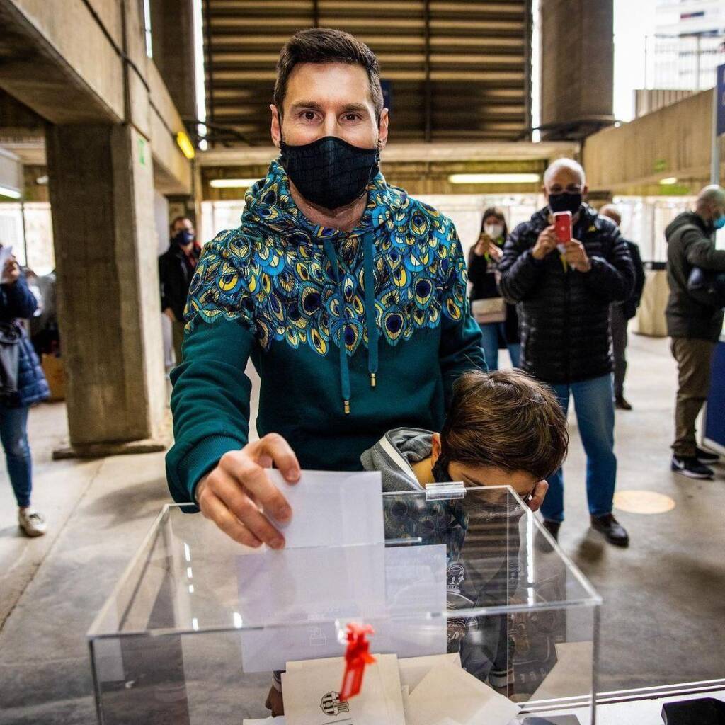 عکس رای دادن لیونل مسی در انتخابات بارسلونا