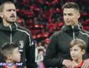 12140548-6911299-Cristiano_Ronaldo_made_a_mascot_s_night_by_acknowledging_him_on_-a-35_1554978331760