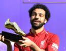 Mohamed Salah Liverpool with 2017-18 Premier League Golden Boot trophy 052222
