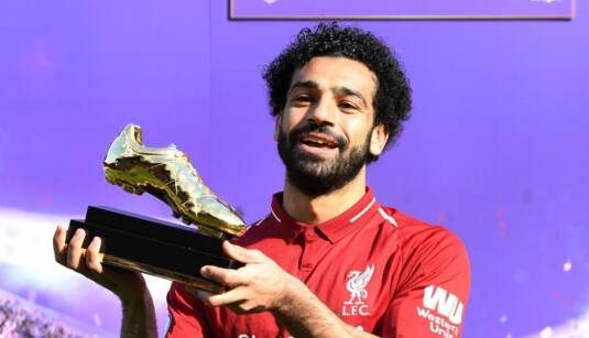 Mohamed Salah Liverpool with 2017-18 Premier League Golden Boot trophy 052222