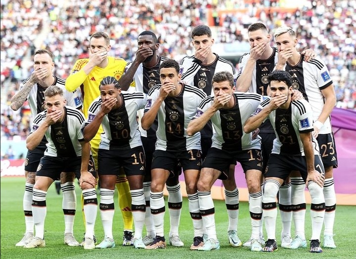 عکس تیمی جنجالی آلمان قبل از بازی ژاپن | حمایت از همجنسگرایان